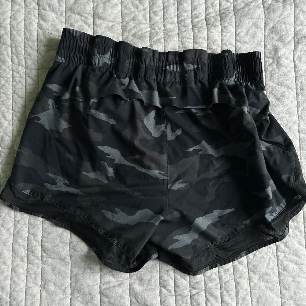 Athleta Mesh Racer Run Mid Rise 4" Short - Picture 6 of 7